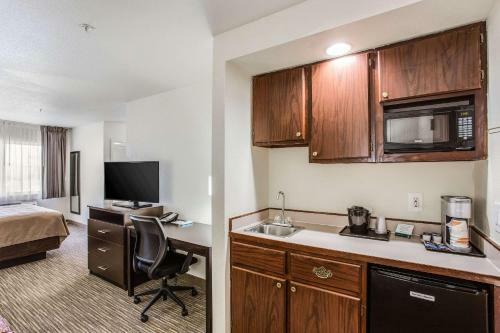 Hotel Mr. Sandman Inn & Suites