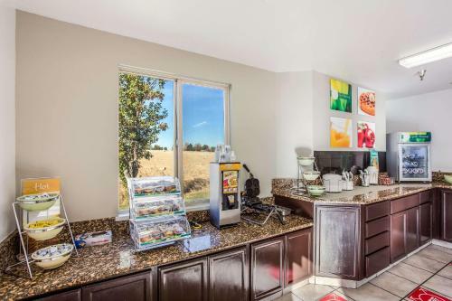 Hotel Mr. Sandman Inn & Suites