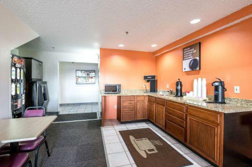 Motel 6 Waterloo