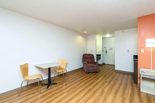Motel 6 Waterloo