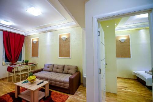 Apartment Sweet House Politika