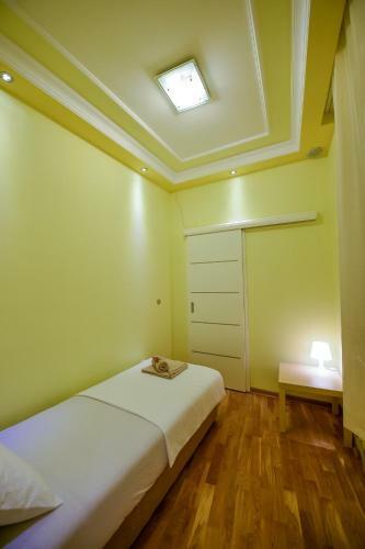 Apartment Sweet House Politika