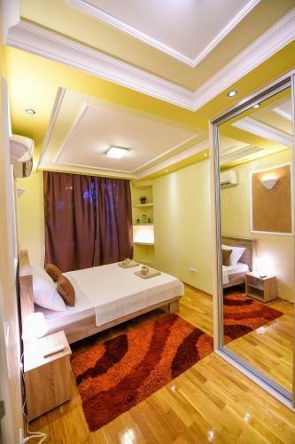 Apartment Sweet House Politika