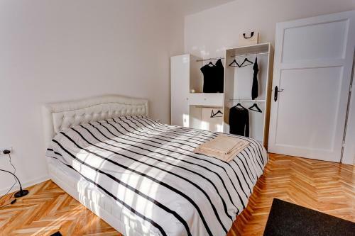 Bright Apartment Central