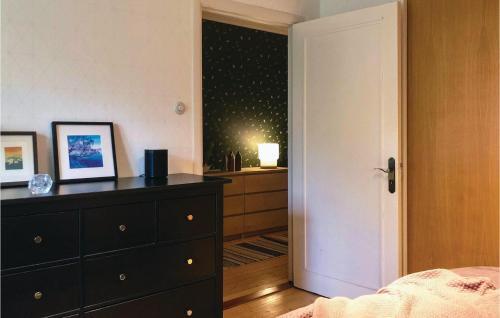 Three-bedroom Holiday Home In Saltsjo-boo