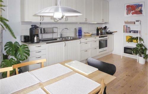 Three-bedroom Holiday Home In Molnbo