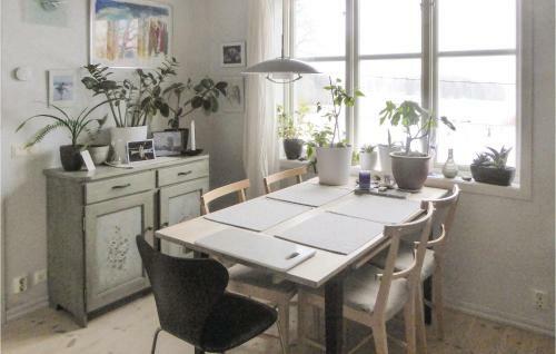 Three-bedroom Holiday Home In Molnbo