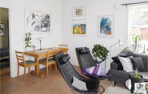 Three-bedroom Holiday Home In Molnbo