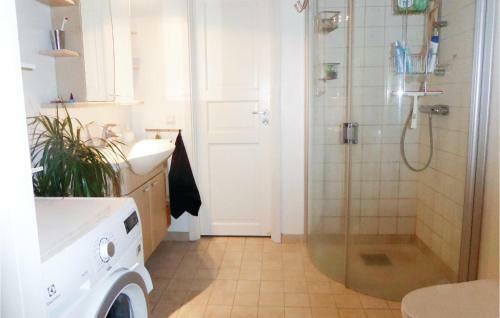 Three-bedroom Holiday Home In Molnbo