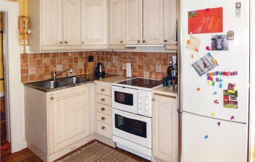 Three-bedroom Holiday Home In Vasterljung