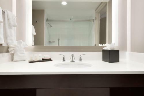 Brookfield Suites Hotel & Convention Center