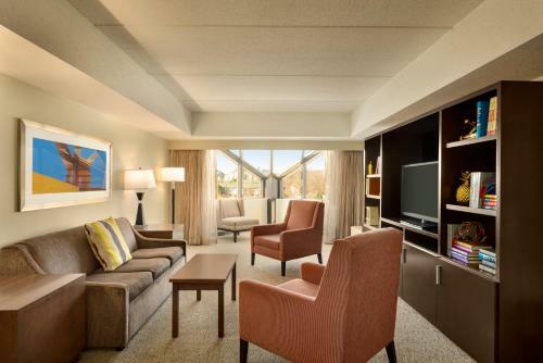Brookfield Suites Hotel & Convention Center