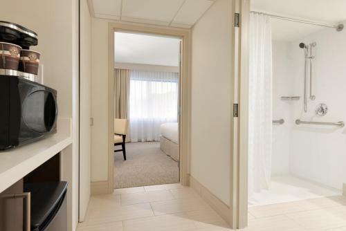 Brookfield Suites Hotel & Convention Center