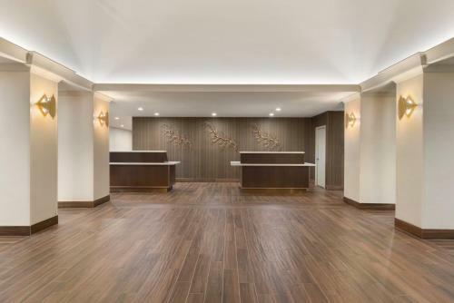 Brookfield Suites Hotel & Convention Center