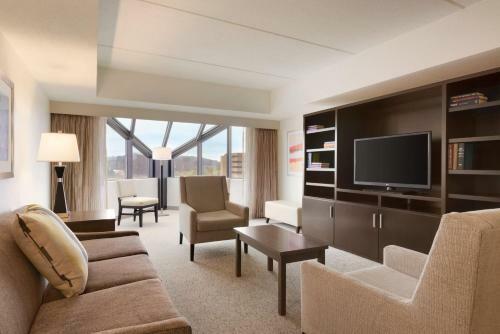 Brookfield Suites Hotel & Convention Center