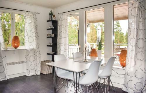 Two-bedroom Holiday Home In Vikbolandet