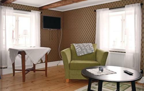 Two-bedroom Holiday Home In Tjallmo