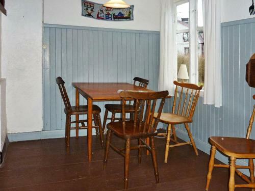 Two-bedroom Holiday Home In Kalvsvik