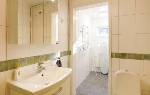 Three-bedroom Holiday Home In Borgstena