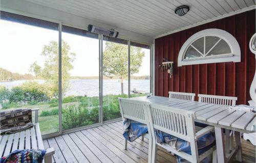 Three-bedroom Holiday Home In Borgstena
