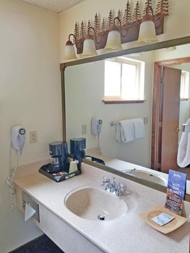 Motel Box Canyon Lodge And Hot Springs