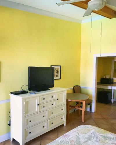 Apartamentos Sea And Breeze Hotel And Condo