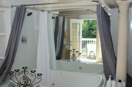 Bed & Breakfast Acorn Hill Lodge And Spa