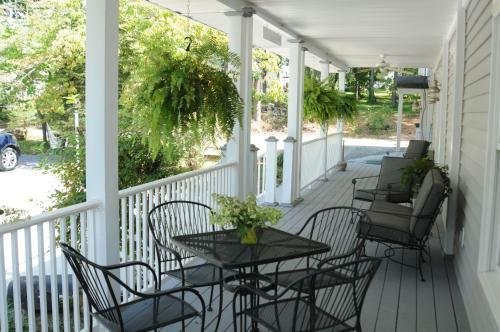 Bed & Breakfast Acorn Hill Lodge And Spa
