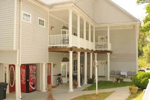 Bed & Breakfast Acorn Hill Lodge And Spa