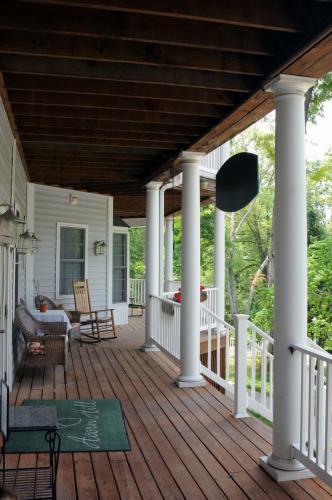 Bed & Breakfast Acorn Hill Lodge And Spa