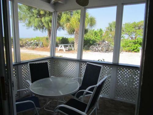 Tropical Winds Beachfront Motel And Cottages