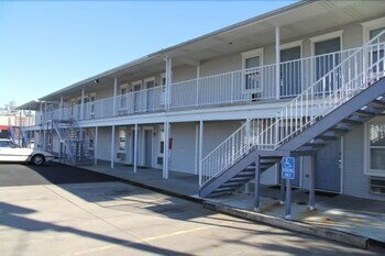 Hotel Travelers Suites