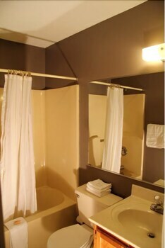 Hotel Travelers Suites
