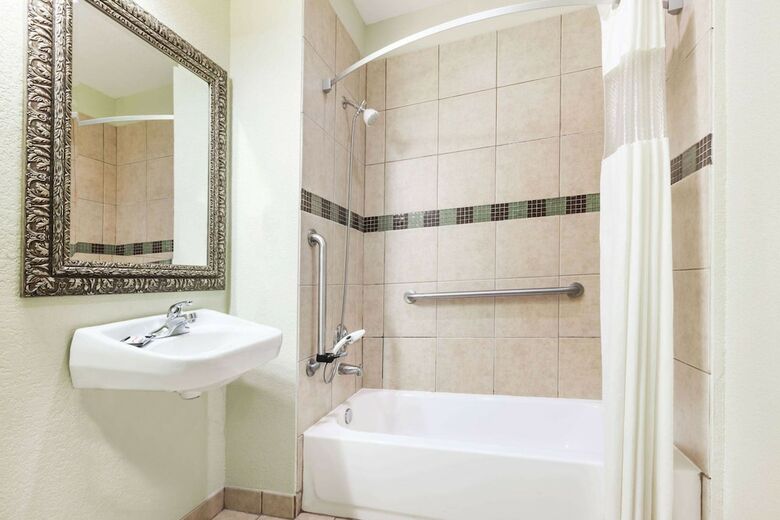 Hotel Baymont Inn And Suites Tyler