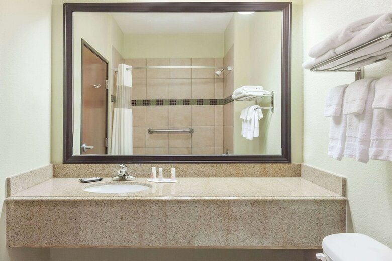Hotel Baymont Inn And Suites Tyler
