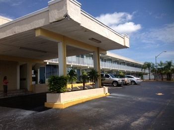 Hotel America's Best Inn & Suites