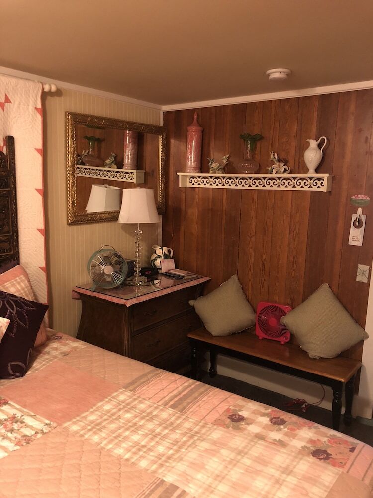 Bed & Breakfast All Seasons Inn