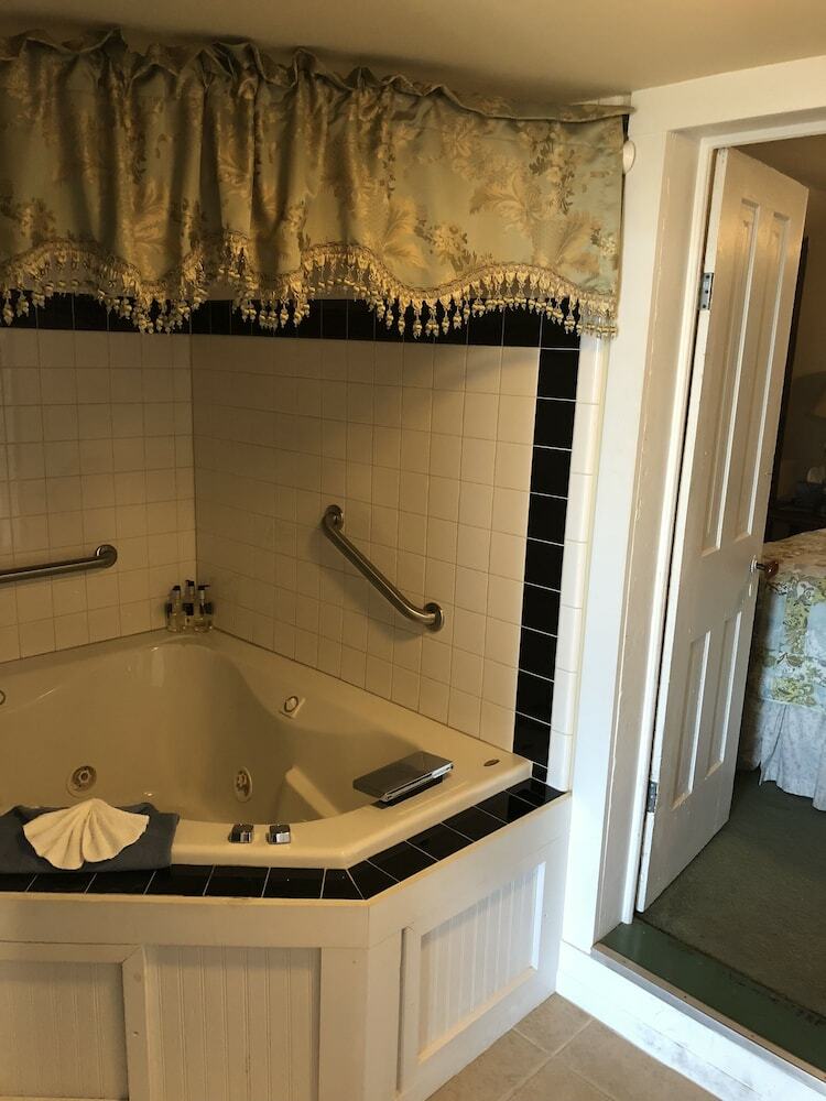 Bed & Breakfast All Seasons Inn