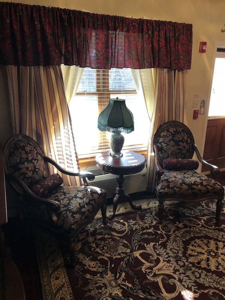 Bed & Breakfast All Seasons Inn