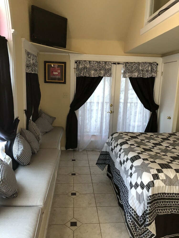 Bed & Breakfast All Seasons Inn