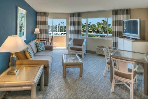 Bay Club Hotel And Marina