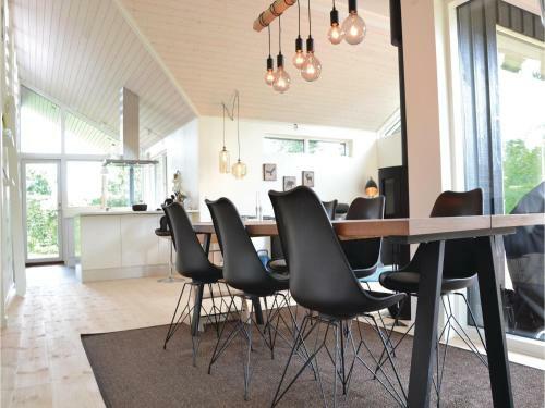 Three-bedroom Holiday Home In Dronningmolle