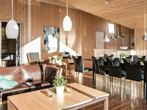 Five-bedroom Holiday Home In Ebeltoft 2