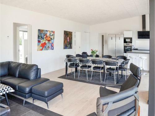 Five-bedroom Holiday Home In Ebeltoft