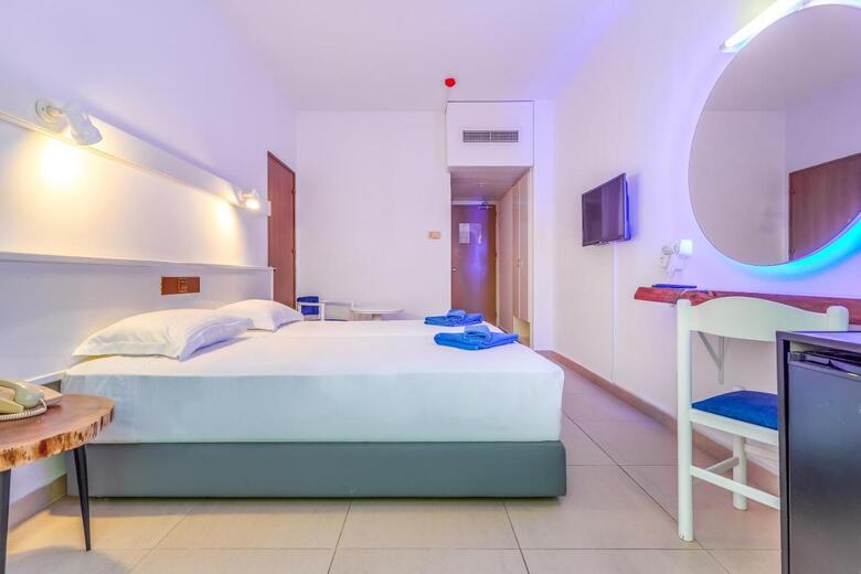 Hotel Adelais Bay