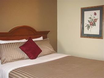 Hotel Dollinger's Inn & Suites
