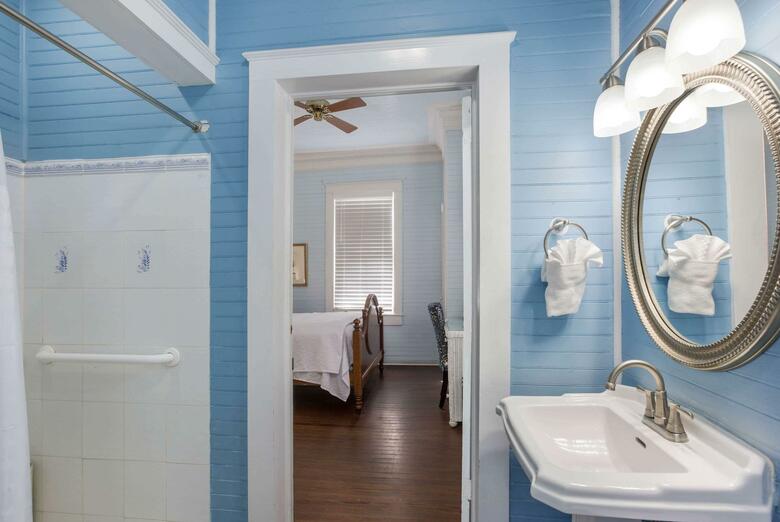 Bed & Breakfast Coombs Inn And Suites
