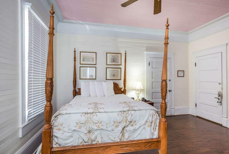 Bed & Breakfast Coombs Inn And Suites