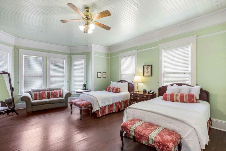 Bed & Breakfast Coombs Inn And Suites