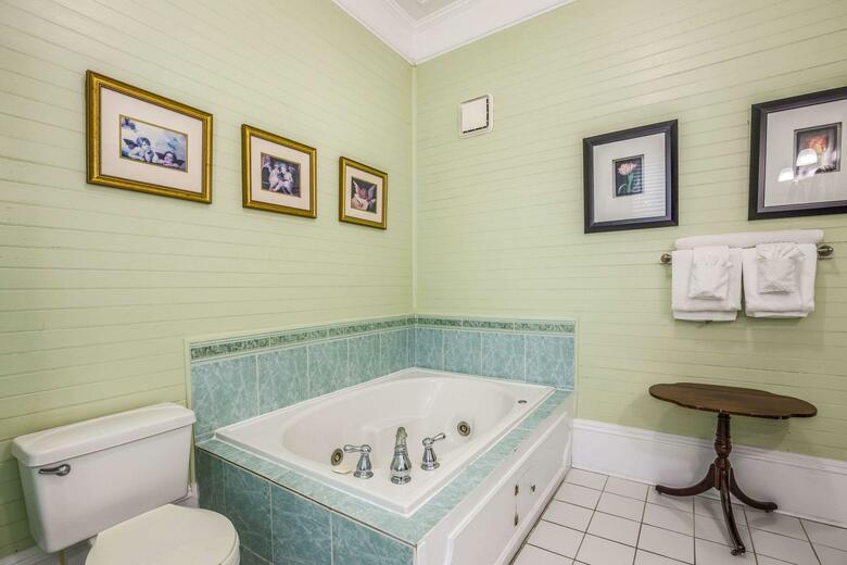 Bed & Breakfast Coombs Inn And Suites